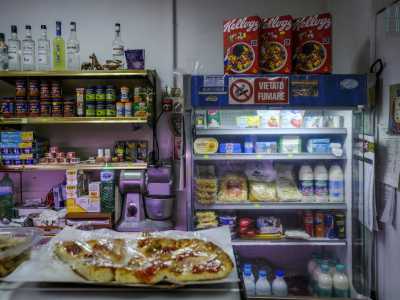 ...e un frigo in cui sono conservati latte, burro e pasta fresca